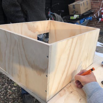 Pindsvinehus byg selv: Sørg for at bunden passer. Pindsvinehus byg selv: Hold en 90 graders vinkel, så bunden passer.